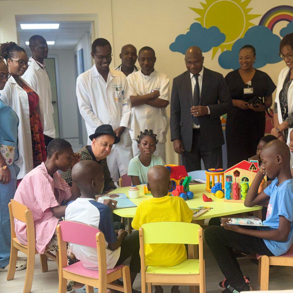 L'HUMORISTE BOODER VISITE L'HOPITAL MERE-ENFANT DE BINGERVILLE