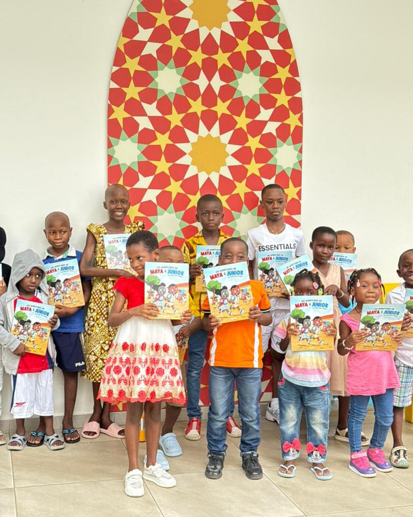 DISTRIBUTION DE LIVRES AUX ENFANTS  OFFERTS PAR ACIPAC