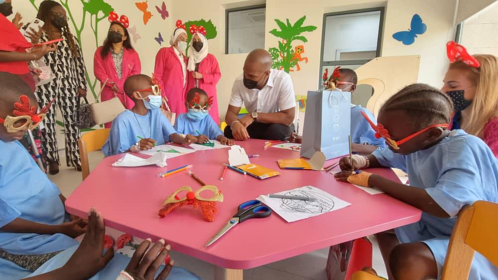 Spectacles et visites de stars pour les enfants malades