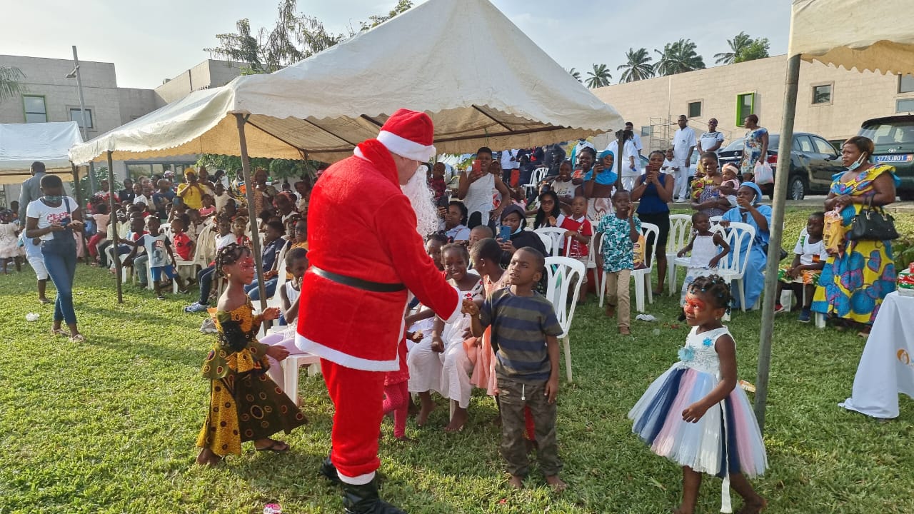 Arbre de Noël géant à l'Hôpital Mère-Enfant